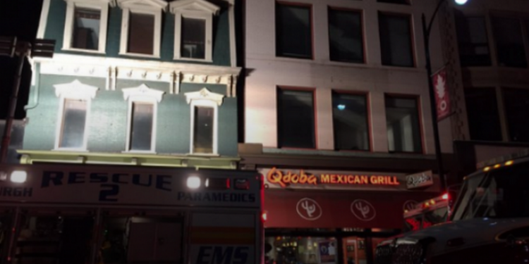 В США студент застрял между домами, пытаясь поразить любимую