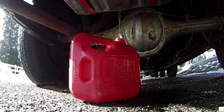 В Николаевской области из оставленного на обочине трассы грузовика похитили 1200 литров дизтоплива