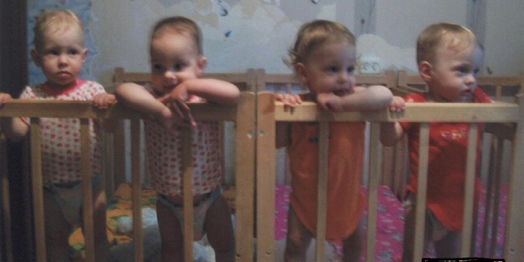 Власть власти рознь. В Одессе матери 5 близнецов мэрия подарила 5-комнатную квартиру. В Николаеве первая в городе четверня ютится в однокомнатной