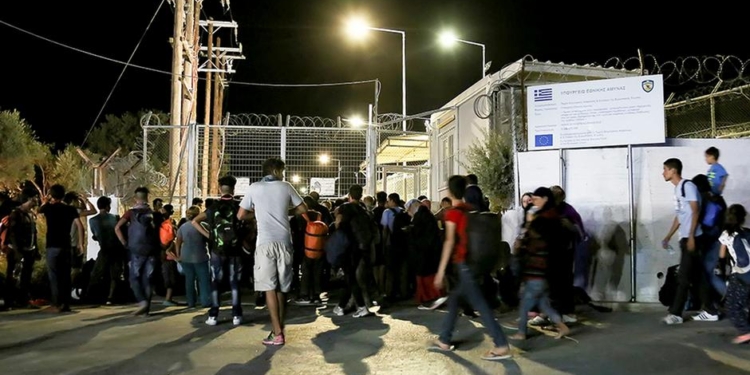 Лесбос в огне. На острове подожгли лагерь беженцев