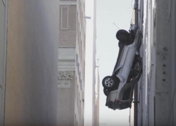 Автомобиль вылетел с 9-го этажа, водитель чудом спасся благодаря электрическим проводам