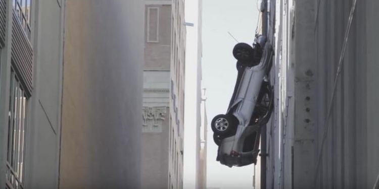 Автомобиль вылетел с 9-го этажа, водитель чудом спасся благодаря электрическим проводам