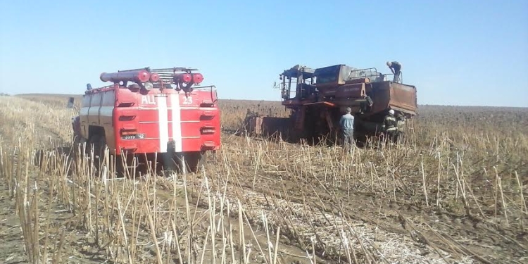 В Первомайском районе во время уборки загорелся комбайн. Могло сгореть все поле