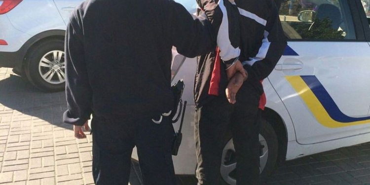 На николаевском рынке «Колос» мужчина решил приделать ноги 4 джинсам