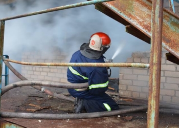 На Бугском бульваре в Николаеве тушили неэксплуатируемое здание