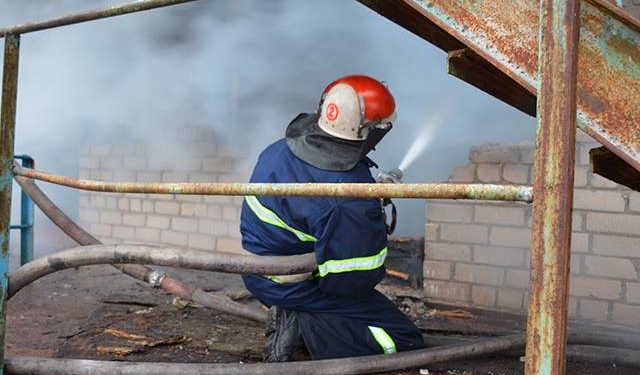 На Бугском бульваре в Николаеве тушили неэксплуатируемое здание