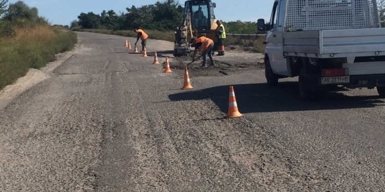 В Новобугском районе начаты работы на автодороге Р-55 Одесса-Вознесенск-Новый Буг – дойдут и до Воссиятского