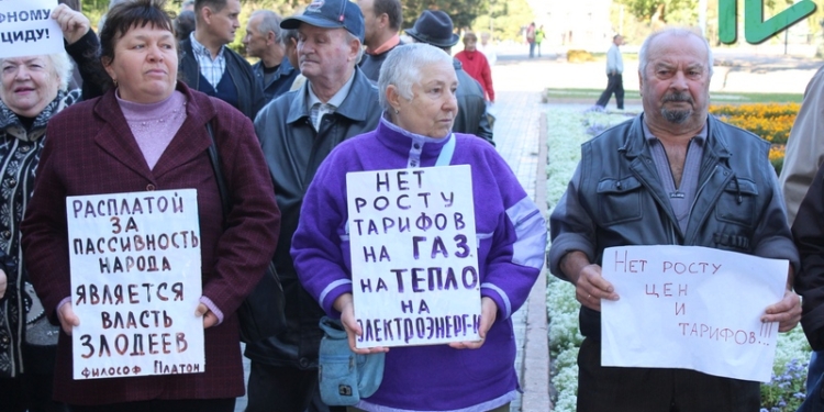 Идеологические противники пикетируют сессию Николаевского облсовета с требованием наложить мораторий на повышение тарифов