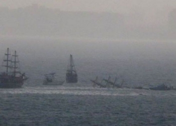 У берегов Анталии в нескольких километрах от берега затонуло туристическое судно