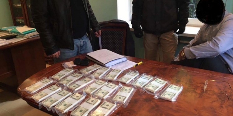 Прокурор отдела ГПУ и адвокат требовали от предпринимателя $200 тыс.