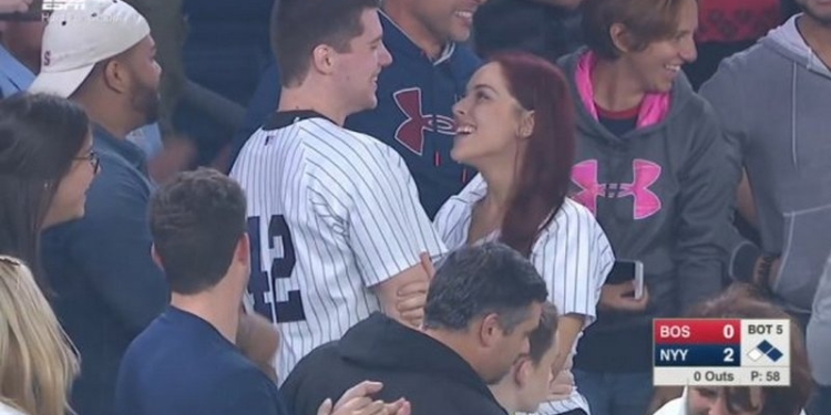 Искали все: парень потерял обручальное кольцо во время предложения руки и сердца на переполненном стадионе