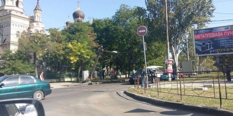 В центре Николаева упала электроопора