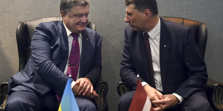 Порошенко попросил президента Латвии помочь вернуть Украине конфискованные €50 миллионов