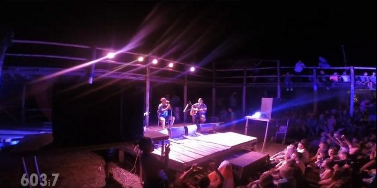 Brutto дали акустический концерт у костра на Кинбурне