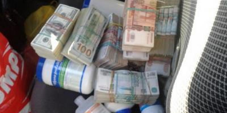 Житель Луганска хотел провезти на оккупированный Донбасс 10 млн. российских рублей и $100 тыс.