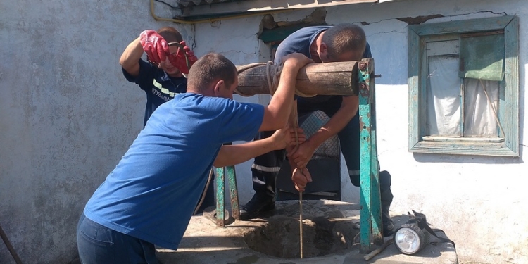 Трагические случаи на Николаевщине: в колодец упала 76-летняя женщина, а 38-летнего мужчину засыпало грунтом