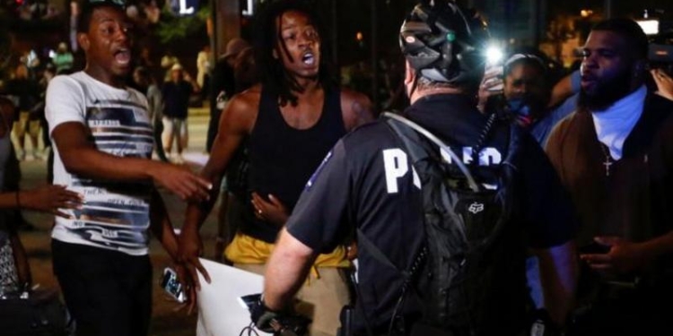 В США снова беспорядки из-за того, что полицейский застрелил афроамериканца