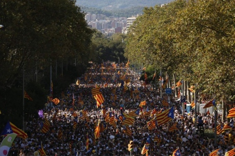 Сепаратизм по-испански: 800 тысяч людей вышли на митинги в поддержку независимости Каталонии 6