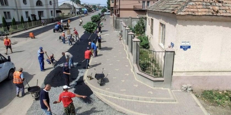 В закарпатском селе местные жители сами отремонтировали дороги