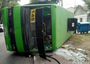 В Одессе на ходу перевернулась маршрутка, пострадало семь пассажиров