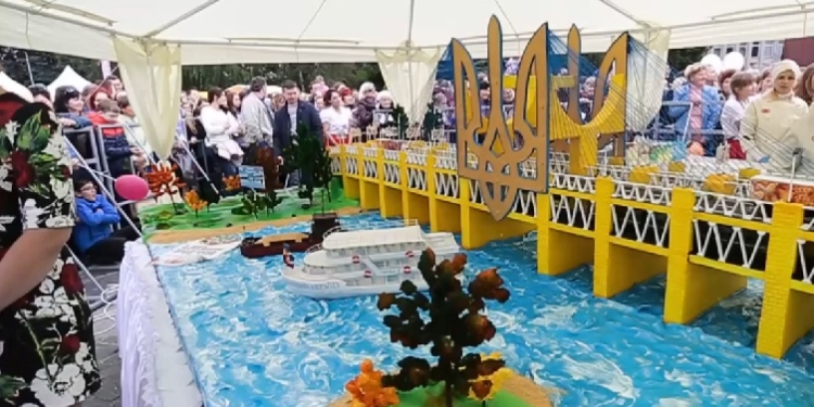 Сладкий тоннаж. В Кременчуге на День города испекли торт весом 1 102 кг