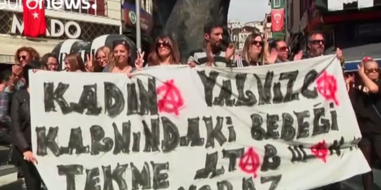 “Не трогайте мои шорты”. В Стамбуле прошла акция против дискриминации женщин