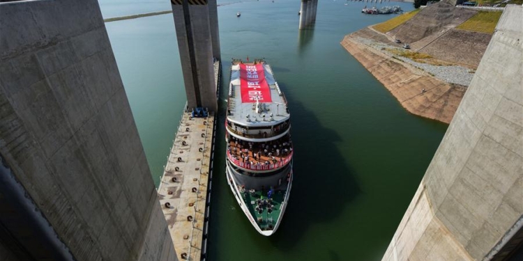 Крупнейший судоподъемник начал работать на китайской ГЭС