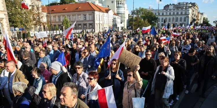 В Польше прошел масштабный митинг протеста – за демократию и зарплаты
