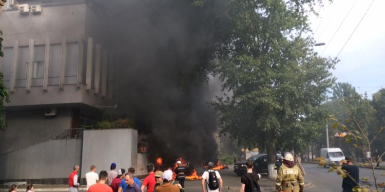 В Киеве жгут шины под зданием телеканала “Интер”