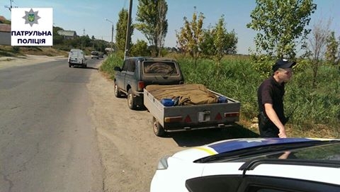 В Николаеве патрульные остановили ВАЗ с прицепом и 500 л дизтоплива. Откуда? Водитель пока молчит