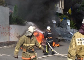 В Киеве жгут шины под зданием телеканала “Интер”