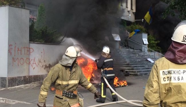 В Киеве жгут шины под зданием телеканала “Интер”