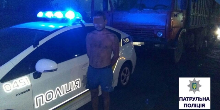 В Николаеве пьяный водитель “КАМАЗа” угрожал патрульным монтировкой