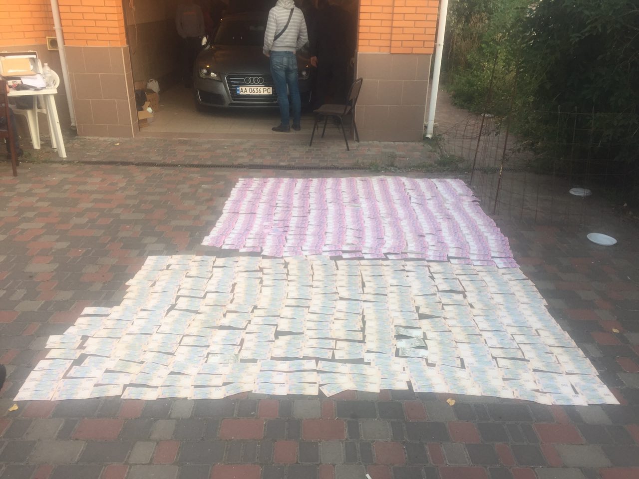 Луценко объявил войну наркомафии: 57 обысков в 4 городах, изъяли много денег, наркотиков и оружия