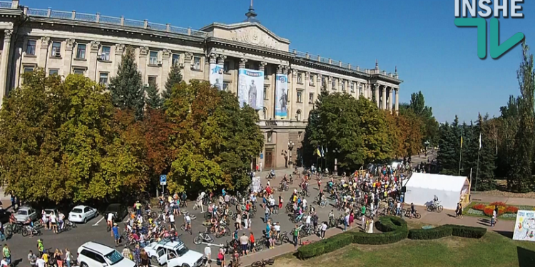 Мэр на колесах. В Николаеве стартовал велопарад ко Дню города