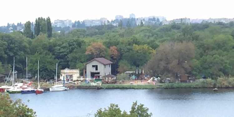 Скандал. Кто-то затеял строительство в парке Победы. Забор уже поставили. Мэр Николаева не знает, кто и что там строит