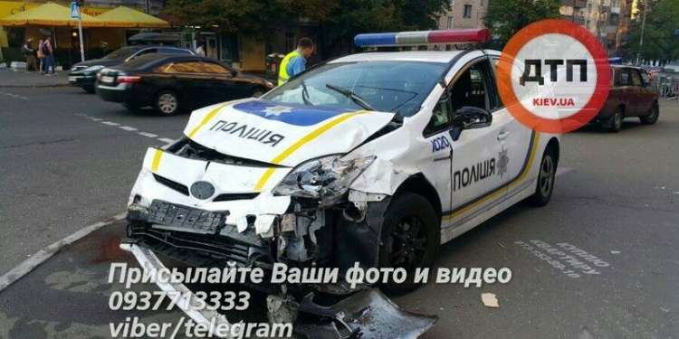 В центре Киева полицейский Prius влетел в такси, четыре человека пострадали