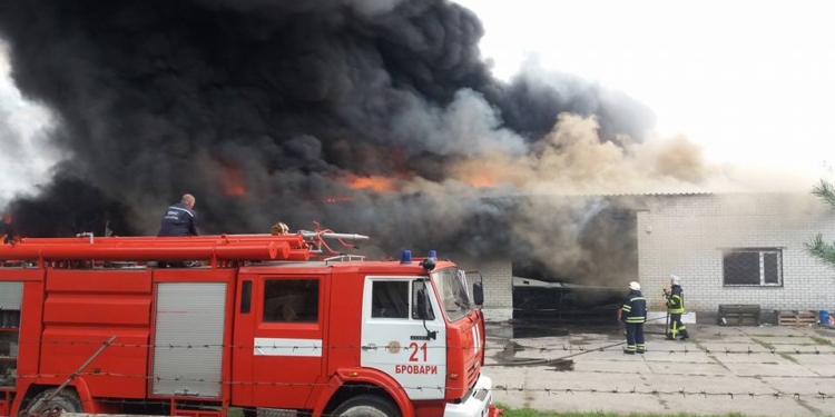 Под Киевом огромный пожар – горят склады резиновых изделий