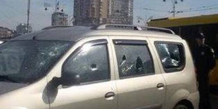 В Киеве на железнодорожном вокзале расстреляли авто