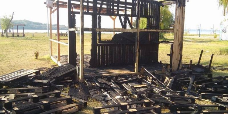 В Николаеве ночью сожгли лаунж- зону на пляже Стрелка