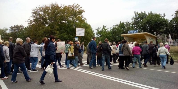Трасса “Николаев-Одесса” перекрыта: работники завода им. 61 коммунара требуют внимания к их проблемам
