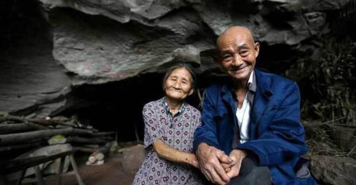 Квартирный вопрос. Китайская семья уже 54 года живет в пещере и съезжать не хочет