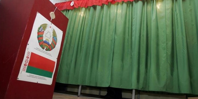 В Беларуси оппозиция не признала результаты парламентских выборов и устроила митинг в Минске