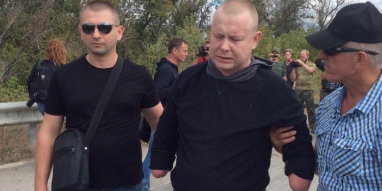 Они не верили, что их бросили и забыли. Освобожденные из плена Жемчугов и Супрун встретились с Порошенко