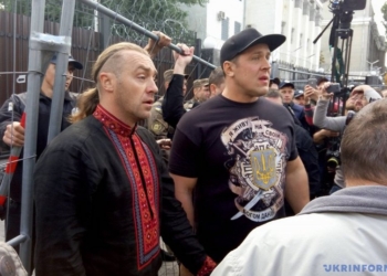 В Киеве протестующие пытаются снести забор у здания посольства РФ, идут стычки с полицией