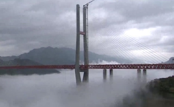 В Китае открыли самый высокий мост в мире. И длинный