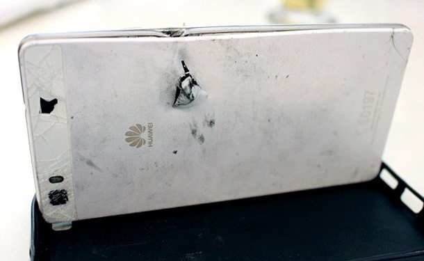 Смартфон спас африканца от пули в сердце