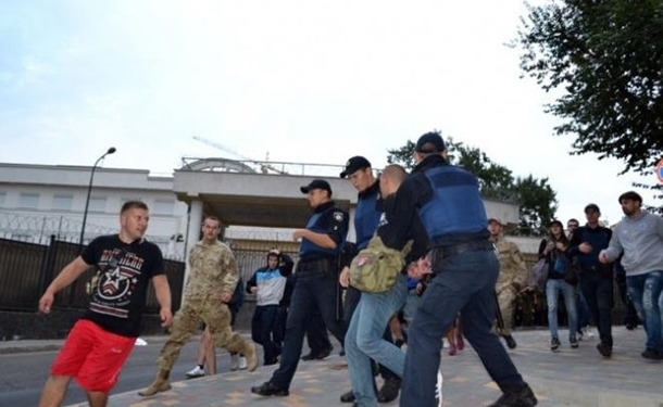 Под консульством РФ в Одессе снова стычки