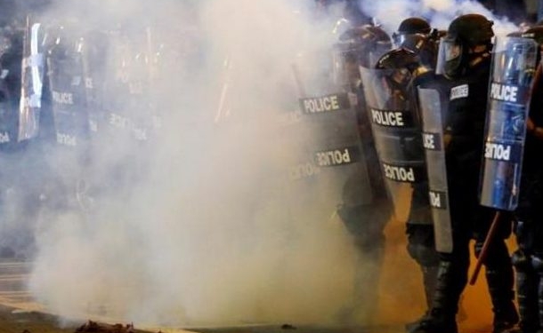 В США снова беспорядки из-за того, что полицейский застрелил афроамериканца