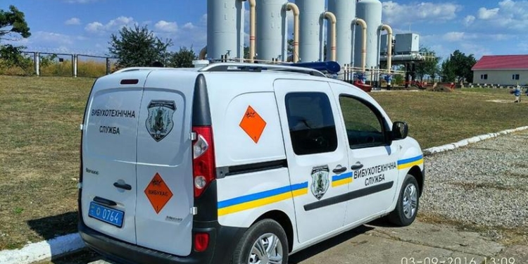 Неудачная шутка или проверка бдительности? У газопровода на Николаевщине нашли странный предмет с керамическим корпусом и проводами